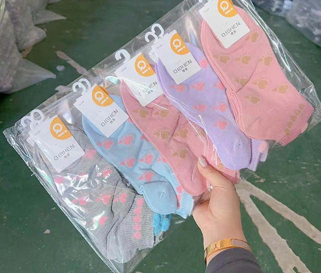 Kaos kaki elegan garis